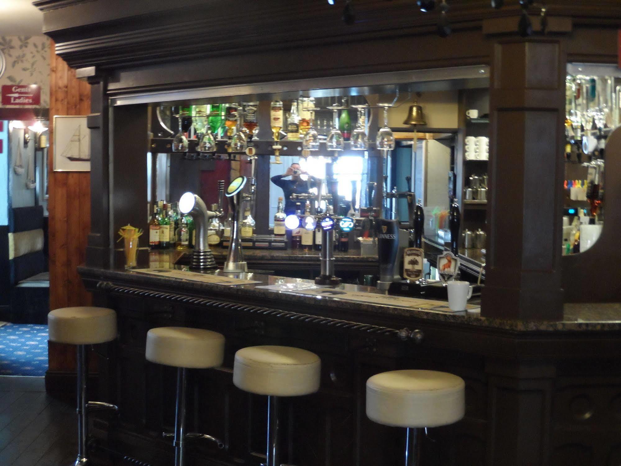 Schooner Hotel อัลน์มัธ ภายนอก รูปภาพ